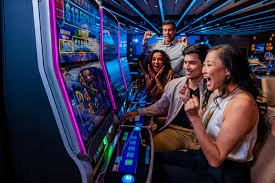 Dealer live Monopoly Live di studio nanas togel dengan spinner dan papan permainan